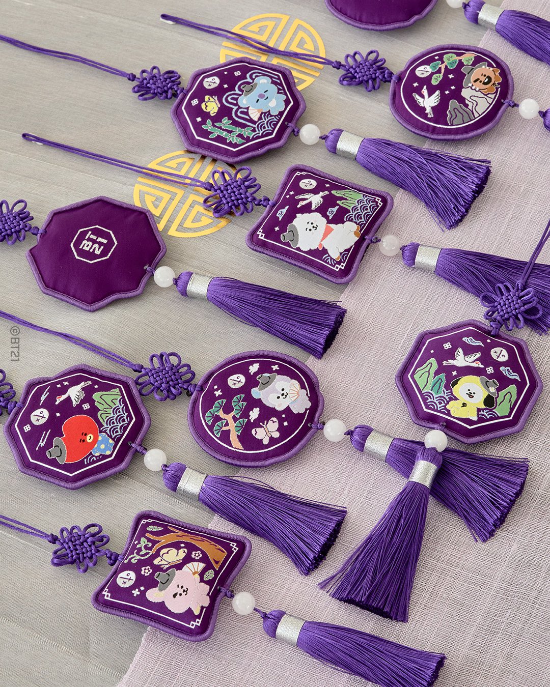 BT21 - PREMIUM K EDITION EMBROIDERED TESSLE KEYRING - COKODIVE