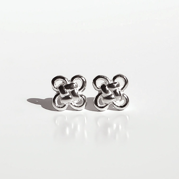 SAENGJJOK KNOT STUD EARRINGS - COKODIVE