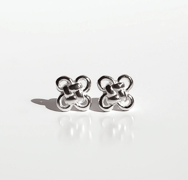 SAENGJJOK KNOT STUD EARRINGS - COKODIVE