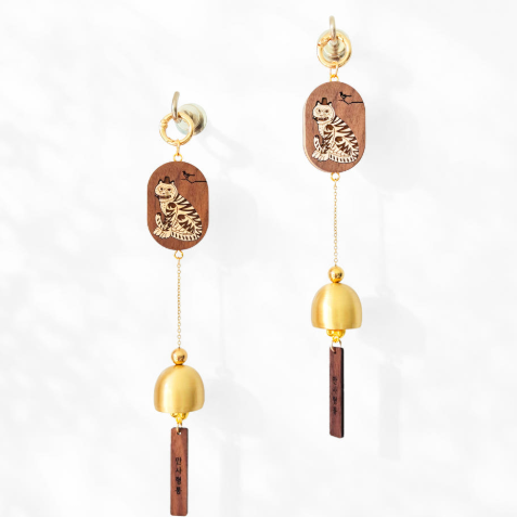 TIGER & MAGPIE DOUBLE-SIDED WOODEN DOOR BELL - COKODIVE