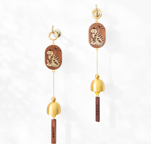 TIGER & MAGPIE DOUBLE-SIDED WOODEN DOOR BELL - COKODIVE